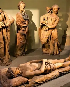 Compianto sul Cristo morto terracotta sculpture showing the dead Christ surrounded by grieving figures with expressive gestures and open mouths.