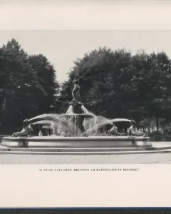 Havis Amanda fountain with a nude female figure and seal statues around the base.