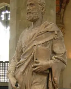 Saint Peter stone statue holding a book and a set of keys.