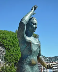 Dona Marinera bronze statue of a woman shading her eyes and looking out to sea.