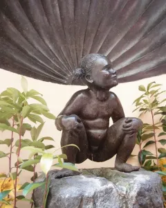 Jeanneke Pis, a bronze statue of a crouching girl smiling beneath a stream of water.