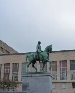 Albert I equestrian statue on a stone pedestal in a public square, with buildings and steps in the background.