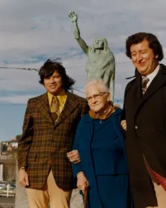 Chief Seattle statue with three people posing in front of it