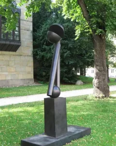 Große zwei V, a dark abstract bronze sculpture with two angled columns and a split spherical top outdoors.