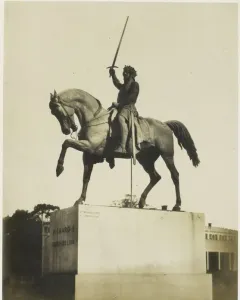 Equestrian statue of Richard Coeur de Lion on a pedestal, with a sword raised high.