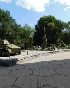 Battle of the Dnieper Diorama with a tank and artillery pieces on raised platforms.