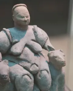 Seated Woman of Çatalhöyük earthenware sculpture showing a seated obese woman between two animal heads.