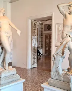 Orfeo y Eurídice marble statues displayed on pedestals in a museum gallery