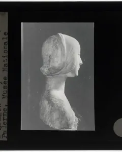 Profile bust portrait of Eleanor of Aragon, facing right.