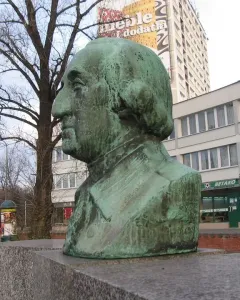 Bronze bust of George Washington on a stone pedestal inscribed \