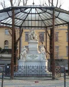 The Monument to Nicola Demidoff stands inside a glass-domed pavilion with slender iron columns, surrounded by bare trees and a building.
