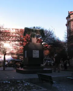 Flygarmonumentet bird statue on a stone pedestal in a Stockholm square