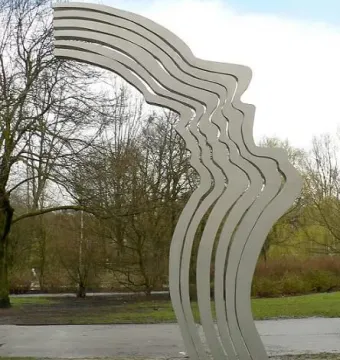 De Schreeuw sculpture with wavy metal strips forming a human profile in Oosterpark