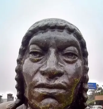 Close-up of La Yunta bronze statue showing the head and upper chest with a weathered surface.