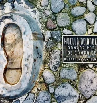 B-P\'s footprint set in a stone surface beside a dark plaque with Spanish text.
