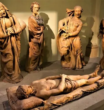 Compianto sul Cristo morto terracotta sculpture showing the dead Christ surrounded by grieving figures with expressive gestures and open mouths.