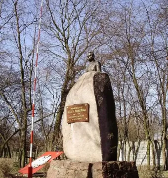 Bronze bust of Józef Piłsudski on a rough stone pedestal with a commemorative plaque in Turek.