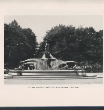 Havis Amanda fountain with a nude female figure and seal statues around the base.