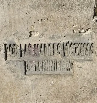 Close-up of the Antimonumenta base with recessed Spanish text reading “Por las madres víctimas de feminicidio.”