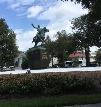 Simón Bolívar equestrian statue with Bolívar raising a sword on horseback atop a tall pedestal.
