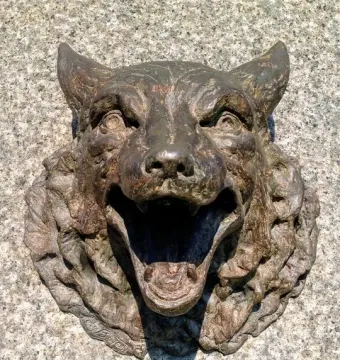 Bronze wolf relief on the Israel Putnam Monument pedestal