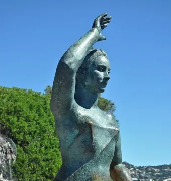 Dona Marinera bronze statue of a woman shading her eyes and looking out to sea.