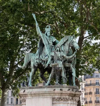 Charlemagne and His Leudes, a green-patinated equestrian monument with a crowned rider and two armored figures standing beside the pedestal.