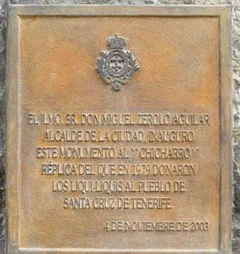 Bronze plaque for the Chicharro sculpture with a coat of arms and Spanish inscription.