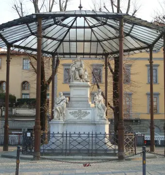 The Monument to Nicola Demidoff stands inside a glass-domed pavilion with slender iron columns, surrounded by bare trees and a building.