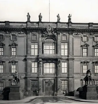 Horse Tamers statues flank the central entrance of the Berlin Schloss, with rearing horses and standing figures on large pedestals.