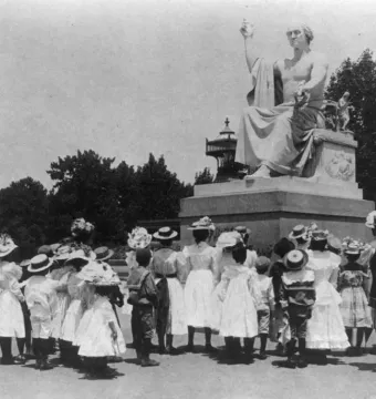 Horatio Greenough’s marble statue of George Washington with a group of children and women gathered in front of it.