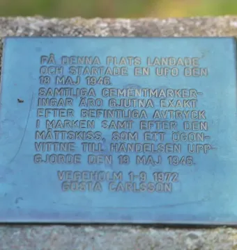 Verdigris plaque on the UFO Memorial with engraved Swedish text and dates.