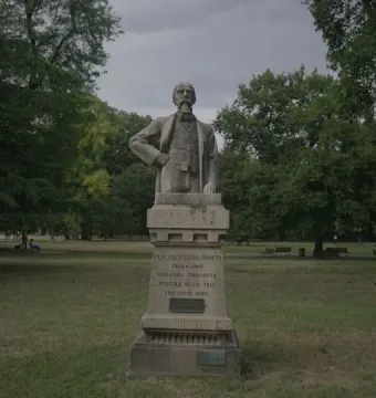 Bust of Ernesto Teodoro Moneta on a tiered pedestal in a park