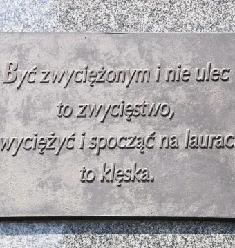 Bronze plaque with raised Polish text on the Józef Piłsudski Monument.