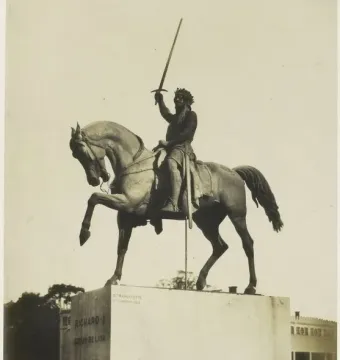 Equestrian statue of Richard Coeur de Lion on a pedestal, with a sword raised high.