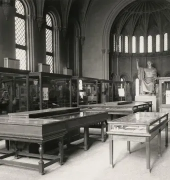 Marble sculpture of George Washington seated on a throne with his right arm raised in a high-ceilinged hall