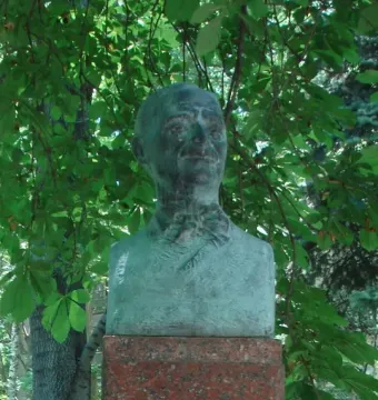 Tudor Arghezi bust on a red granite pedestal in the Alley of Classics