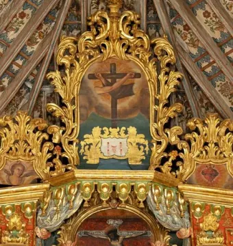 Cristo de La Laguna displayed in a gilded baroque altarpiece with ornate religious decoration.