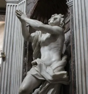 Bernini\'s Daniel and the Lion in white marble, shown kneeling with arms raised in a dark niche.