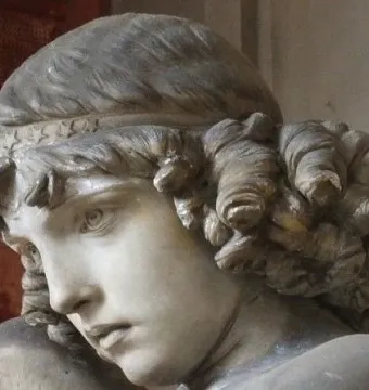 Close-up of Monteverde Angel showing the sculpture’s youthful face, wavy hair, and star-patterned headband.