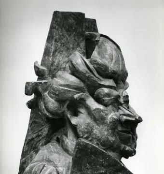 L\'antigrazioso shown as a fragmented angular bust in profile on a slatted base.