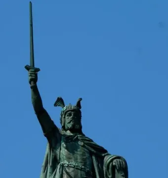 Hermann Heights Monument statue of a bearded warrior wearing a winged helmet and cape, holding a sword aloft.