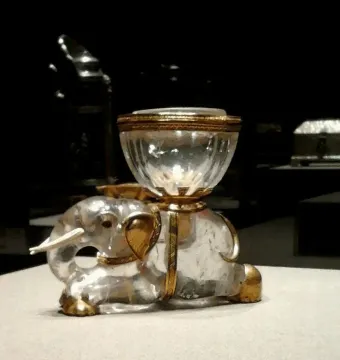 Elephant with Salt Cellar featuring a clear elephant figure with gold details and a ribbed glass bowl on its back.