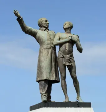 Victor Schœlcher statue showing one figure raising an arm beside a nearly nude man with a broken chain on his ankle.