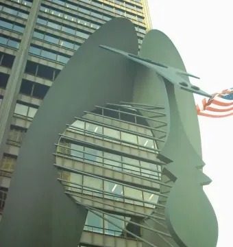 The Picasso sculpture in Chicago framed against the Richard J. Daley Center, with an American flag visible above.