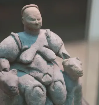 Seated Woman of Çatalhöyük earthenware sculpture showing a seated obese woman between two animal heads.