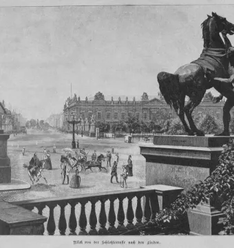 Horse Tamers sculptures flank a wide boulevard with pedestrians, carriages, and grand buildings in the distance.