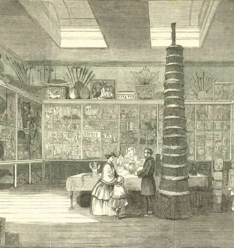 A\'a, a tall segmented wooden figure, displayed in a museum room.