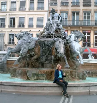 Fontaine Bartholdi fountain with horse sculptures, a central female figure, and water flowing into the basin.