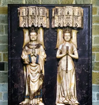 Tomb of Charles III and Eleanor showing two crowned figures in prayer beneath Gothic canopies.